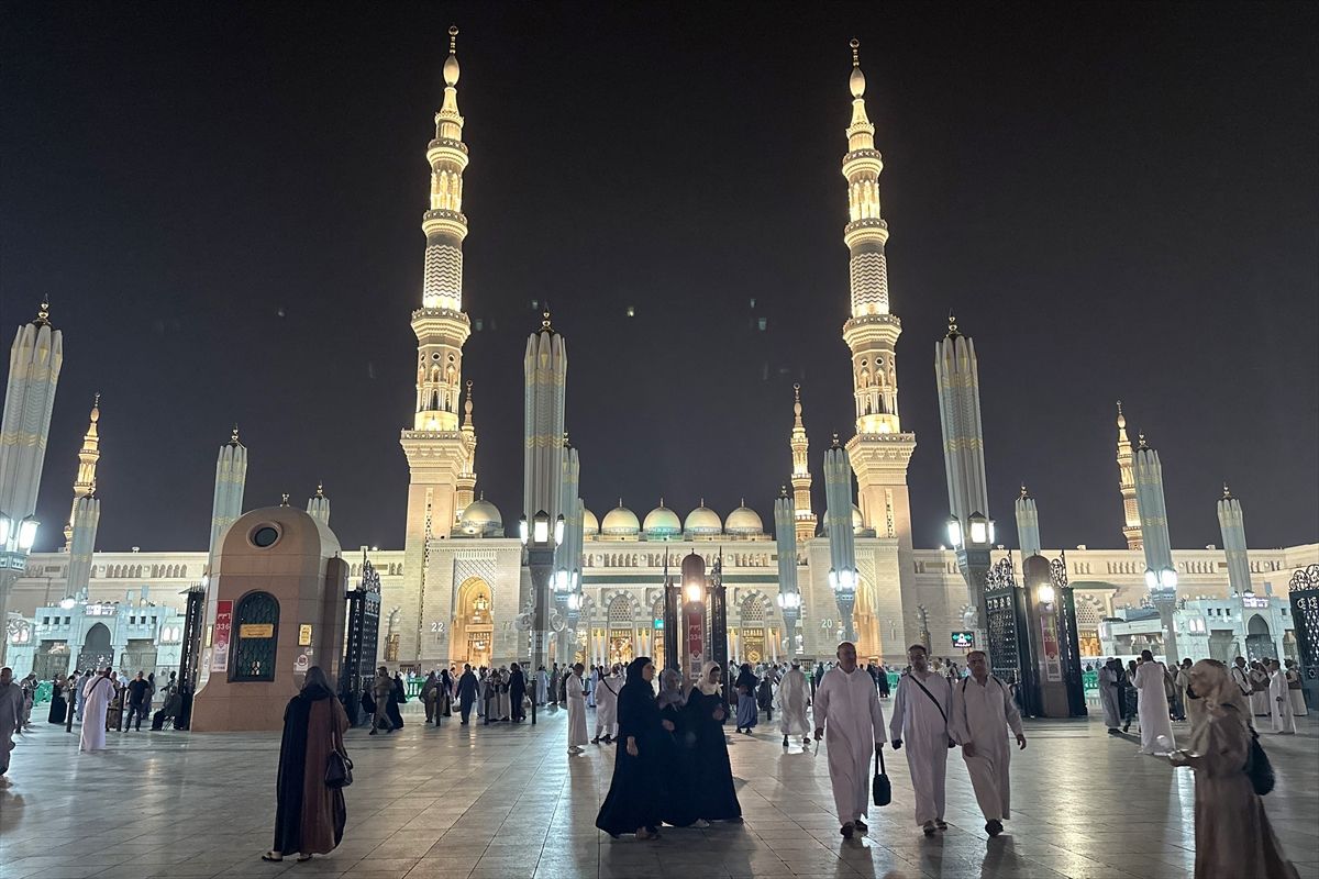 Odluka dolazi nakon rastućih zabrinutosti zbog ometajućeg ponašanja izazvanog stalnim fotografisanjem i snimanjem unutar ove dvije svete lokacije.