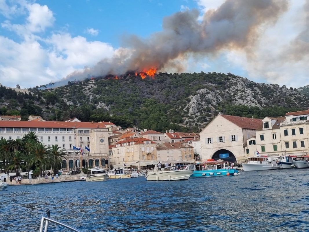 Vatra se velikom brzinom širi, a na požarište su stigla i dva kanadera, koja pomažu gasiteljima na terenu