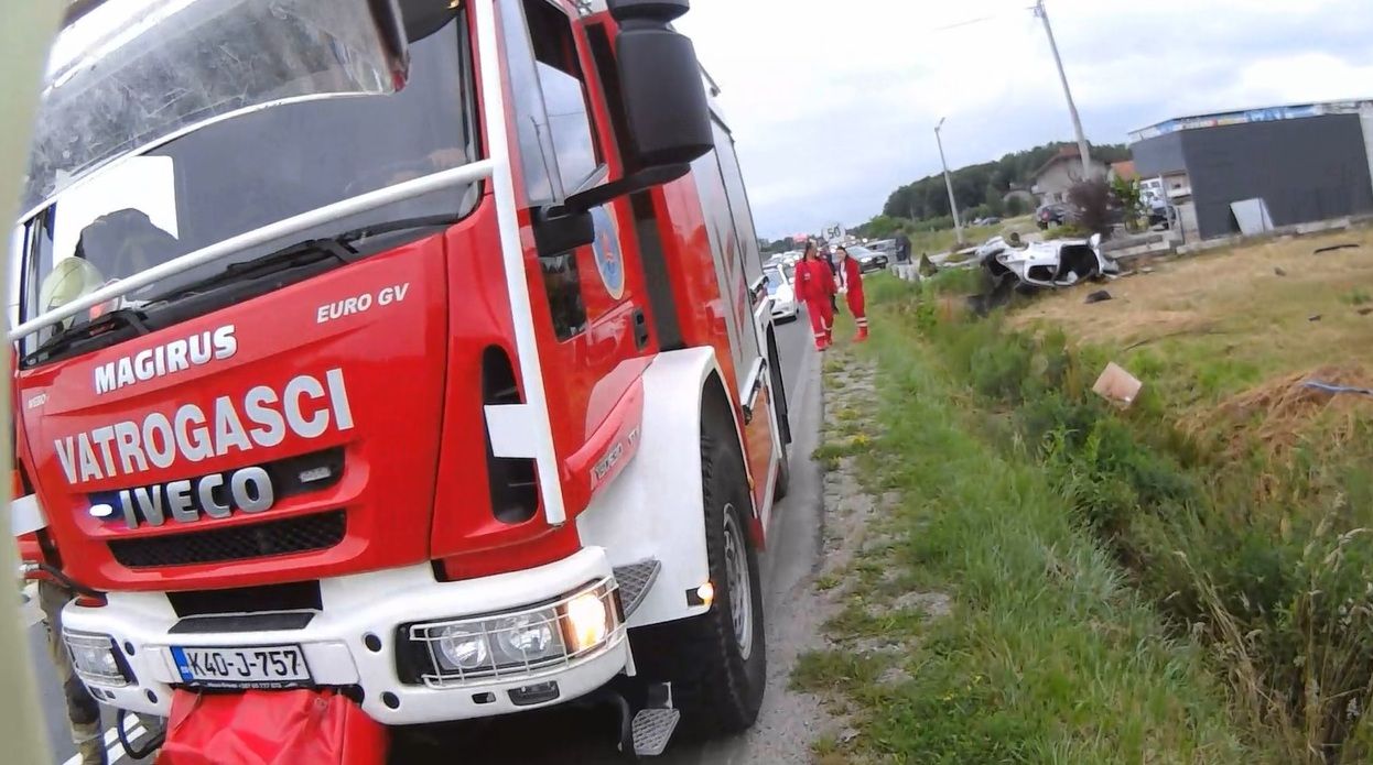 Prema tvrdnjama očevidaca, jedan od automobila je prestizao na punoj liniji kada se zabio u vozilo koje je skretalo