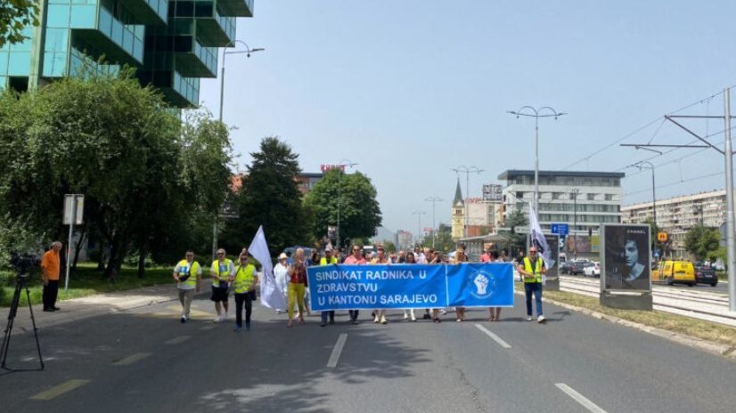 Kako navode, razlog protesta je odluka Vlade KS da ne poštuje odredbe uredbe federalne Vlade o isplati jednokratne pomoći
