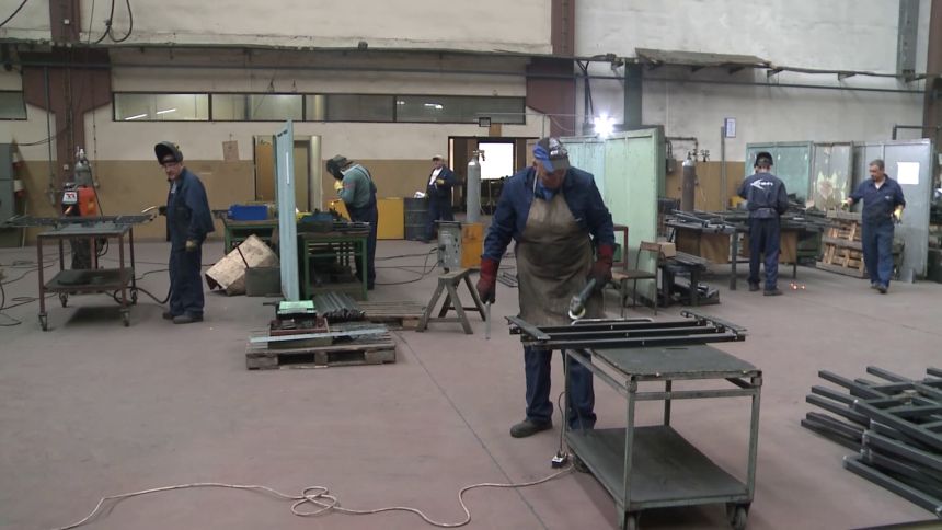 Ekonomisti poput Zorana Pavlovića ističu da je potrebno resetovati ekonomski sistem kako bi se osiguralo da radna snaga dobije veće plate