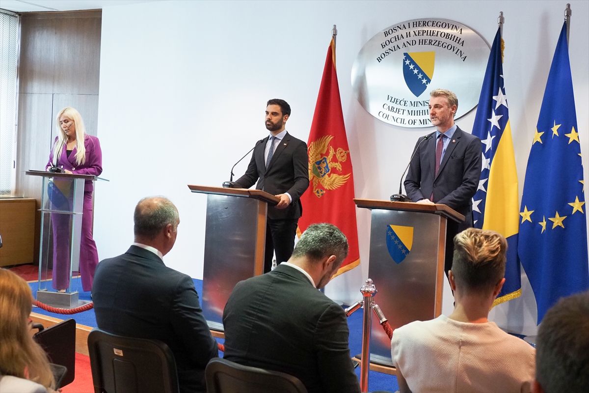 To je granični prelaz između dvije države koji bi možda osvojio rekord u Evropi po svojoj slikovitosti, po načinu na koji se vozite do tamo, rekao je Forto