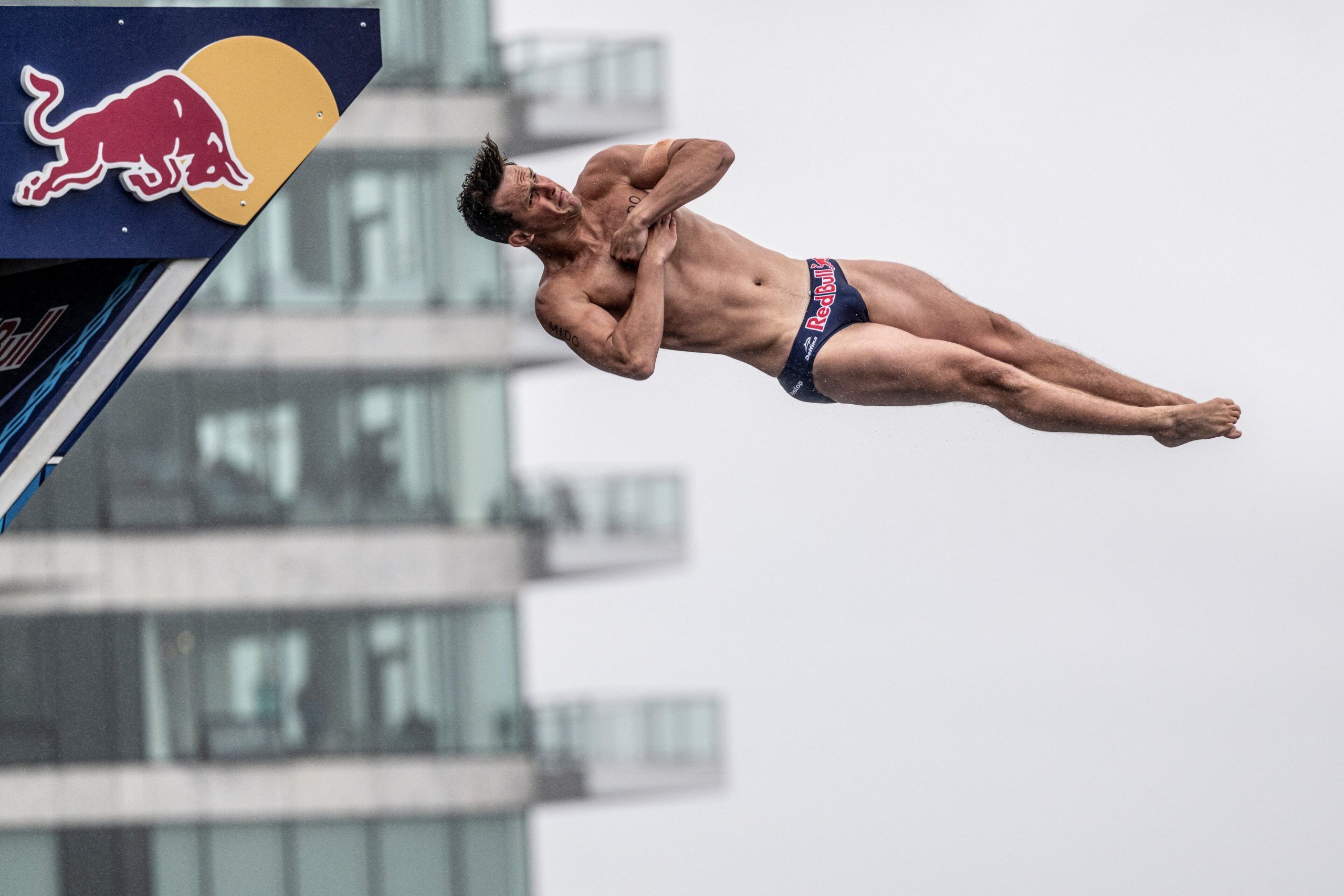 Takmičenje se nastavilo u gradu zaluđenom sportovima, gdje se skakalo sa skakaonice postavljene na ivici Instituta savremene umjetnosti