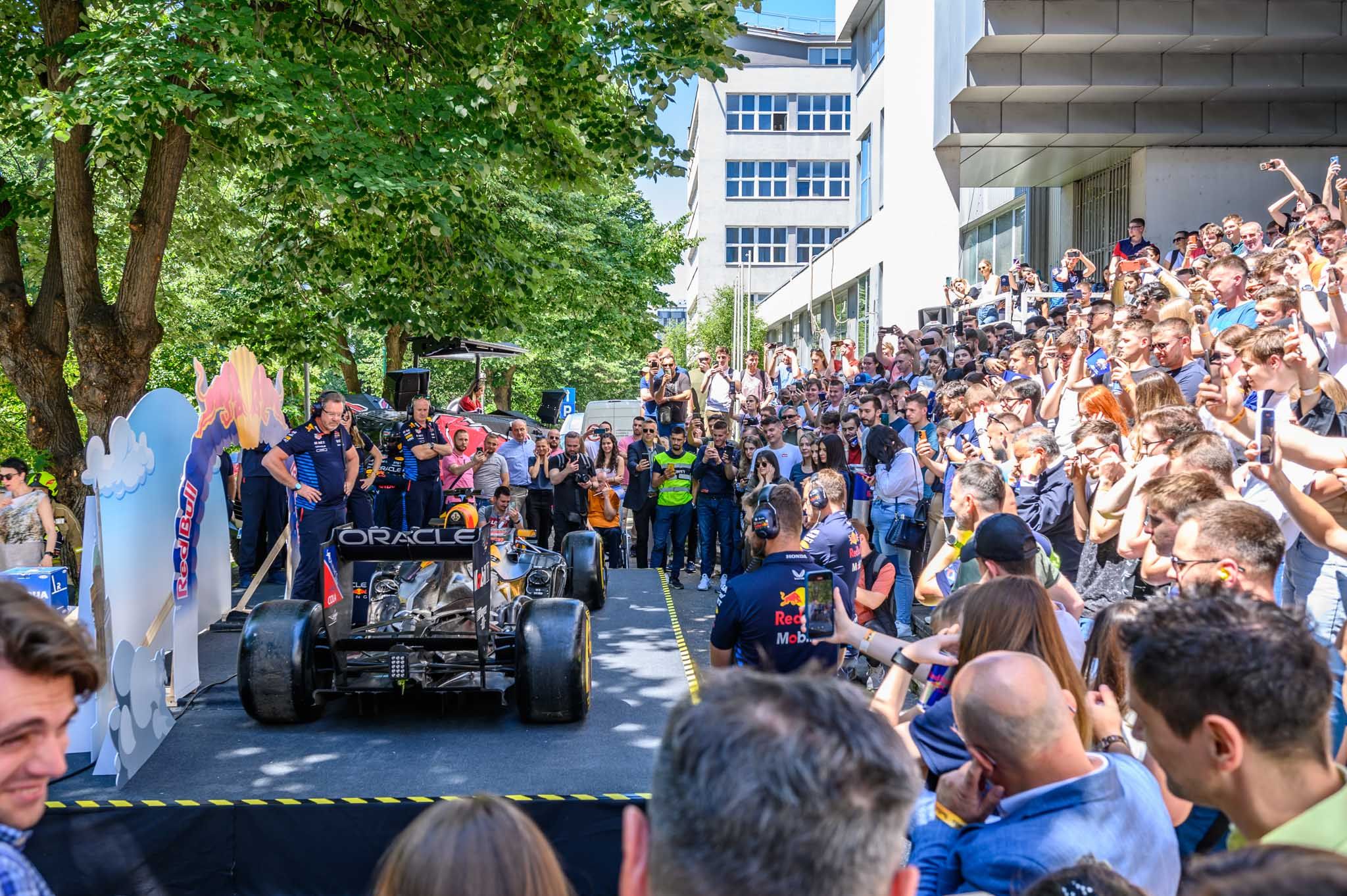 Ekipa Red Bull Racinga, koja učestvuje u događaju Red Bull Showrun zakazanom za 9. juni u Sarajevu, posjetila je Mašinski fakultet