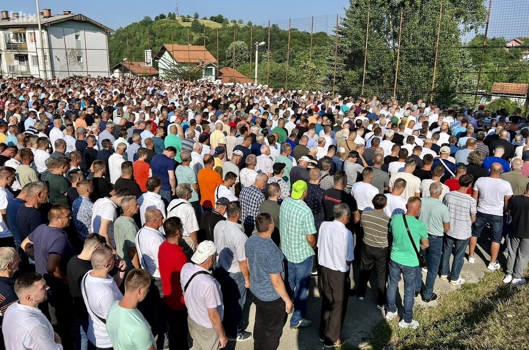 Stotine Banovićana ga ispratilo u suzama                                                                                                   