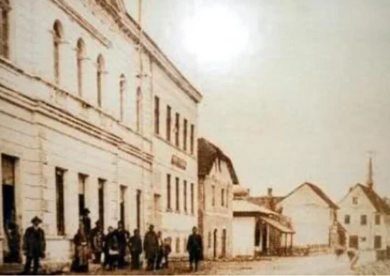 U Sanskom Mostu je počelo Drugo zasjedanje ZAVNOBiH-a, koje je trajalo do 2. jula 1944. Na zasjedanju je donesena Deklaracija o pravima građana u BiH.