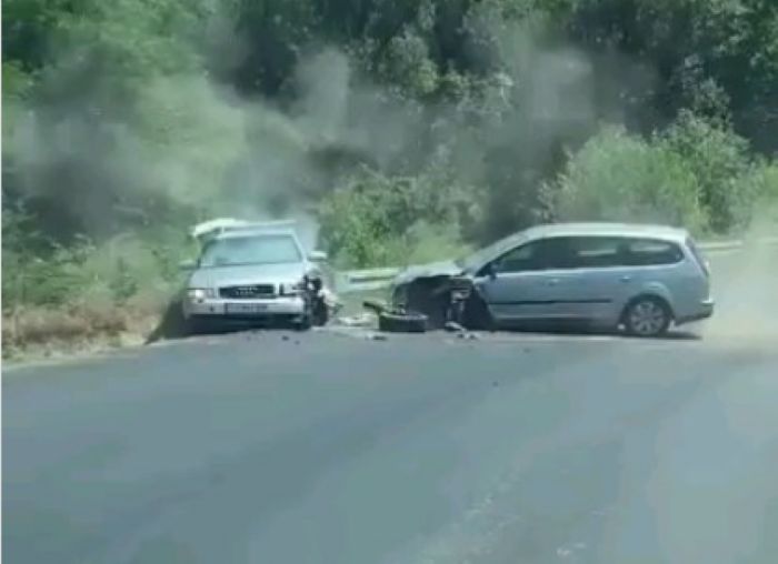 Na oba automobila pričinjena velika materijalna šteta