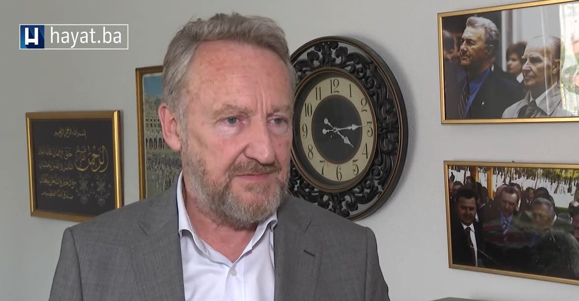 Izetbegović je u znak zahvalnosti Švrakiću uručio knjigu s posvetom