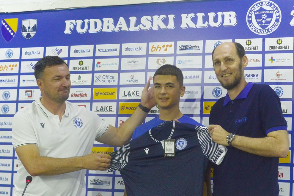 Poklon su dječaku uručili sportski direktor Elvir Rahimić i trener Denis Ćorić