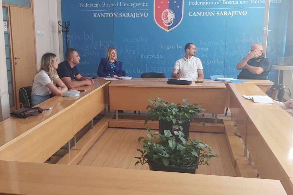 Navedeno je da su predložene izmjene koje bi omogućile ponovno uvođenje savjetnika, što bi otežalo napredovanje postojećih državnih službenika