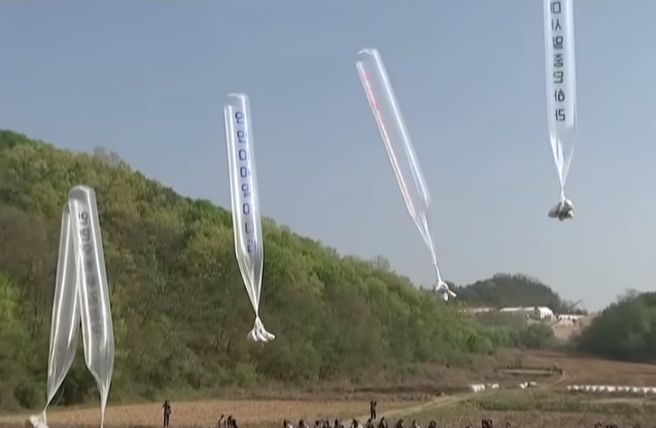 Aktivisti s juga ranije lansirali balone s novcem i zabranjenim grickalicama
