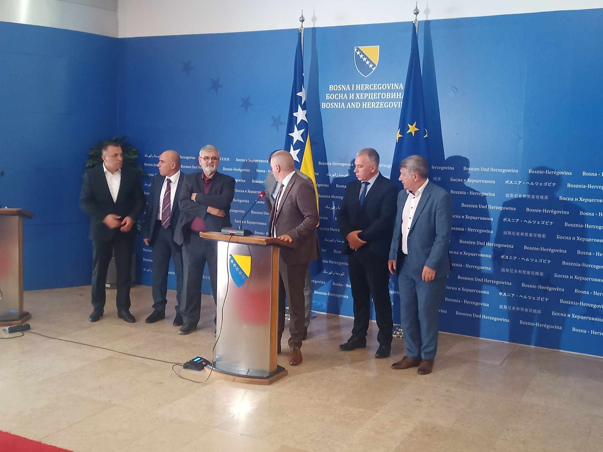 Nakon što nije smijenjen: Nešić poručio da treba raspravljati o smjeni Suljagića
