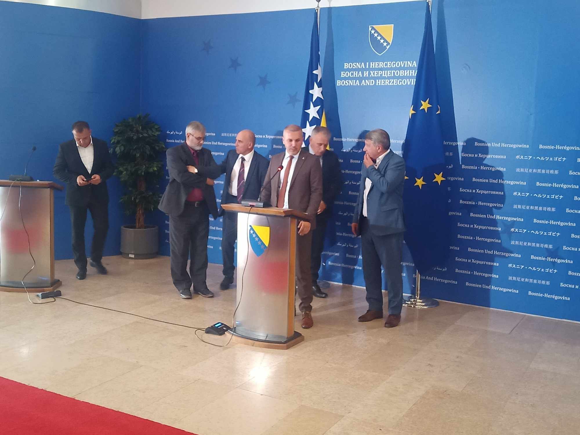 Nakon što nije smijenjen: Nešić poručio da treba raspravljati o smjeni Suljagića