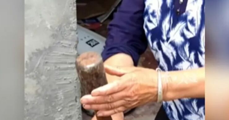 Da je riječ o ručnoj granati otkrili su radnici na njenoj ruiniranoj kući kada su prepoznali šta žena zapravo drži u rukama.