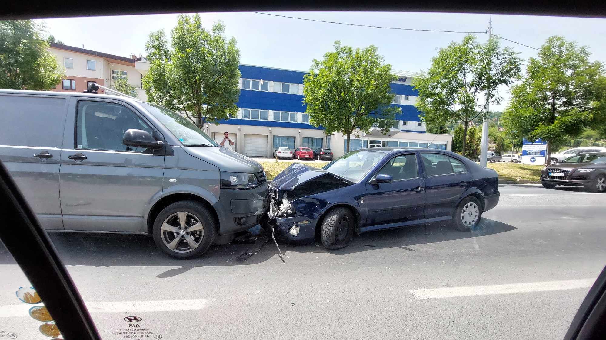 Za sad nema informacija o povrijeđenima i nastaloj materijalnoj šteti prouzrokovanoj ovom saobraćajnom nesrećom