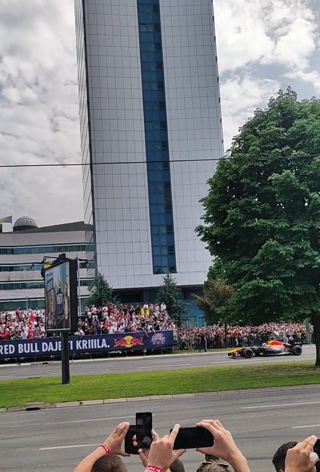 Snažni V8 motor odjekivao je između zgrada u centru Sarajeva