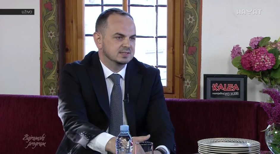 I prije nego su hadzije krenule da se prate iz džamije, oni bi tu dolazili i ranije i klanjali dva rekata i uputili dovu da put bude bez poteškoća.  