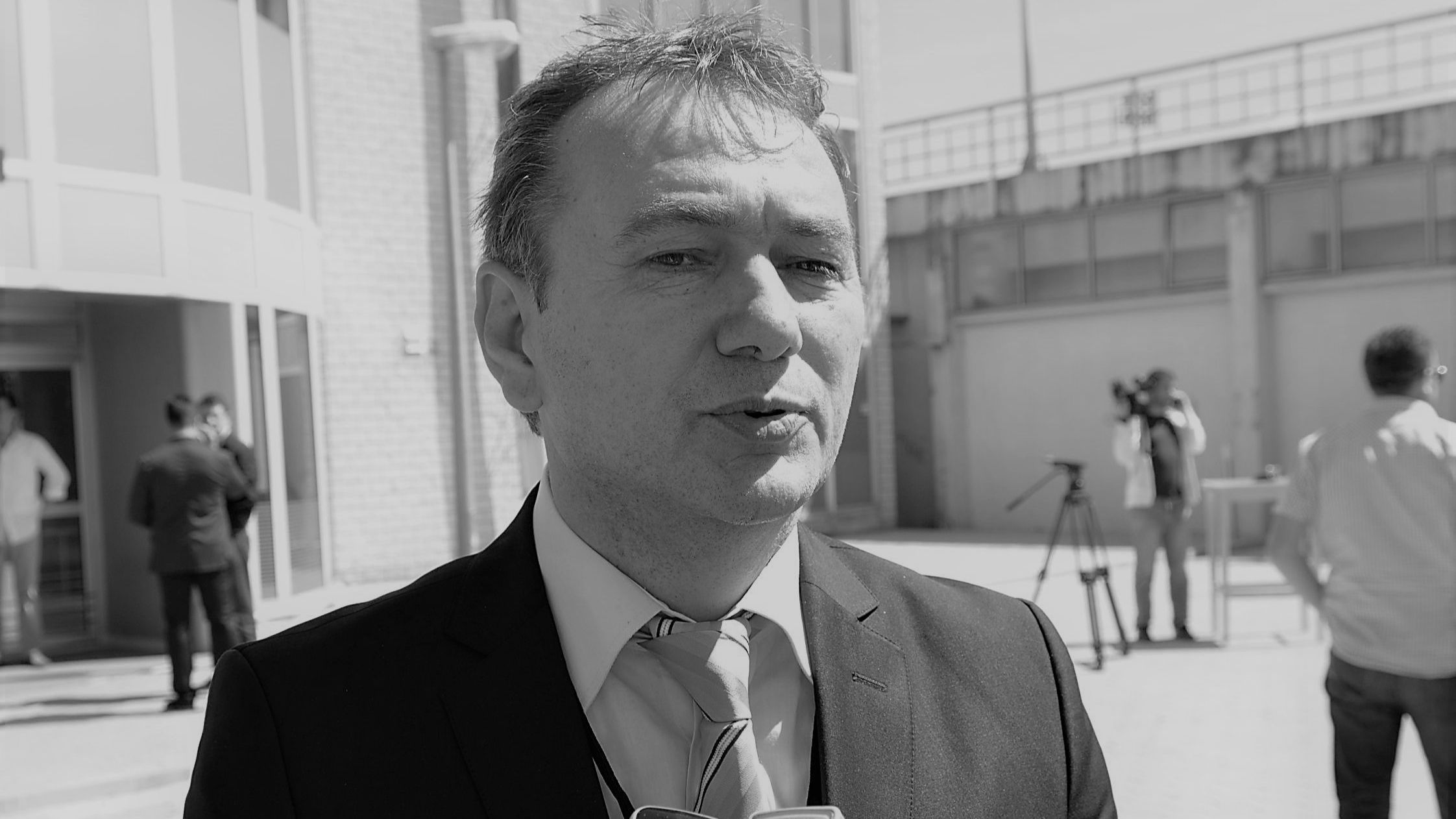 Za iskazanu hrabrost i sposobnost odlikovan je najvišim ratnim priznanjem-Zlatnim ljiljanom.
