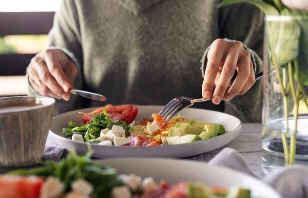 Neke namirnice bogate vlaknima uključuju jabuke, bobičasto voće, brokule, mrkvu, prokulice, zob, kvinoju, chia sjemenke i sjeme lana