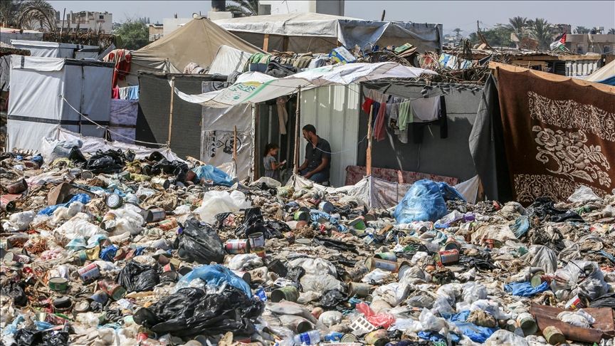 Palestinci koji žive u improvizovanim šatorima u Deir Belahu bore se sa ratom, nepodnošljivom vrućinom, nedostatkom hrane i gomilom smeća u okolini