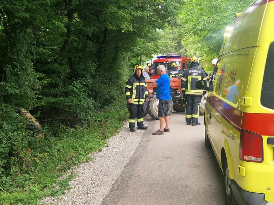 Vatrogasci kažu kako im je javljeno da je osoba prikliještena ispod traktora pa su odmah otišli na mjesto nesreće s dva vozila