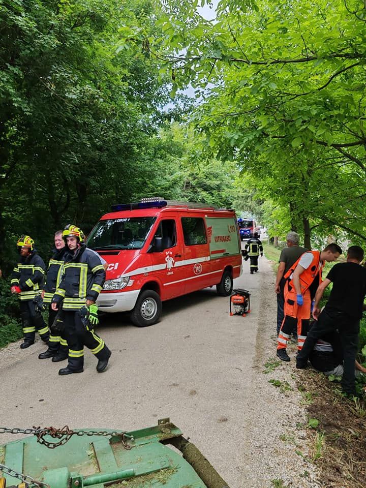 Vatrogasci kažu kako im je javljeno da je osoba prikliještena ispod traktora pa su odmah otišli na mjesto nesreće s dva vozila