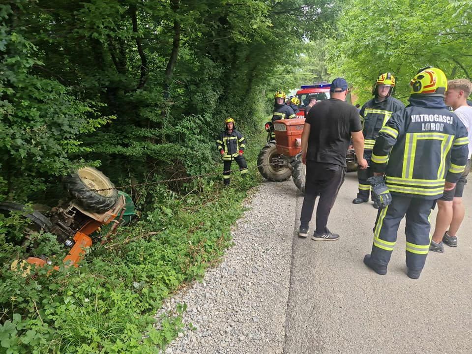 Vatrogasci kažu kako im je javljeno da je osoba prikliještena ispod traktora pa su odmah otišli na mjesto nesreće s dva vozila