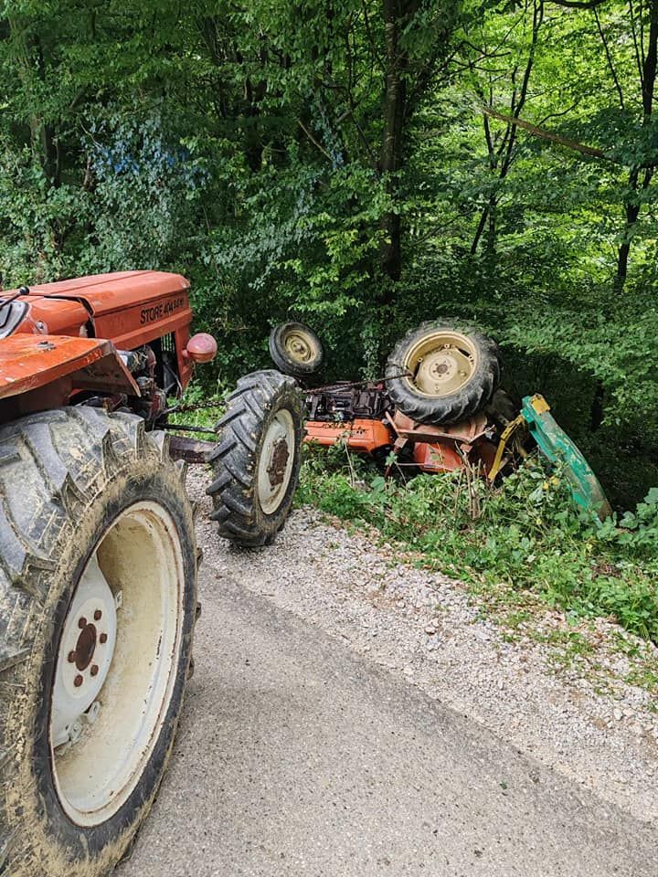 Vatrogasci kažu kako im je javljeno da je osoba prikliještena ispod traktora pa su odmah otišli na mjesto nesreće s dva vozila