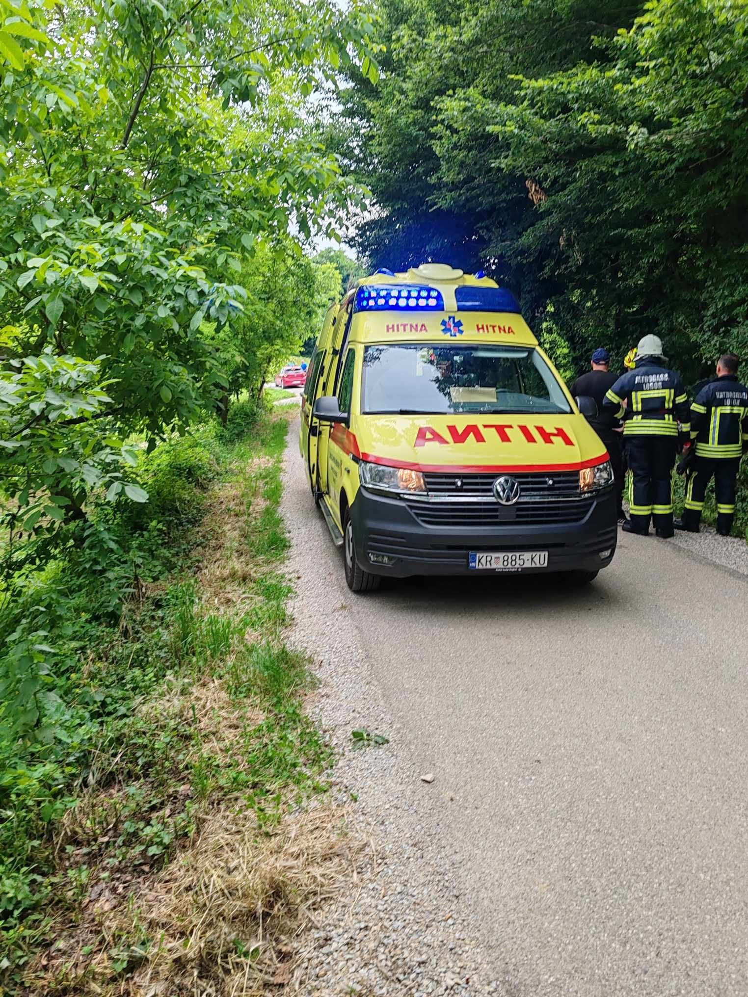 Vatrogasci kažu kako im je javljeno da je osoba prikliještena ispod traktora pa su odmah otišli na mjesto nesreće s dva vozila