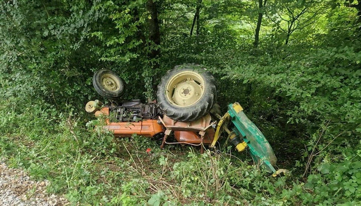 Vatrogasci kažu kako im je javljeno da je osoba prikliještena ispod traktora pa su odmah otišli na mjesto nesreće s dva vozila