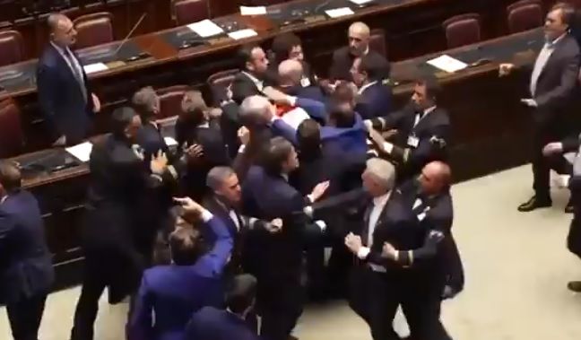 Kada je Donno pokušao dati zastavu ministru regionalne uprave, nekoliko zastupnika požurilo je prema njemu i počelo je naguravanje