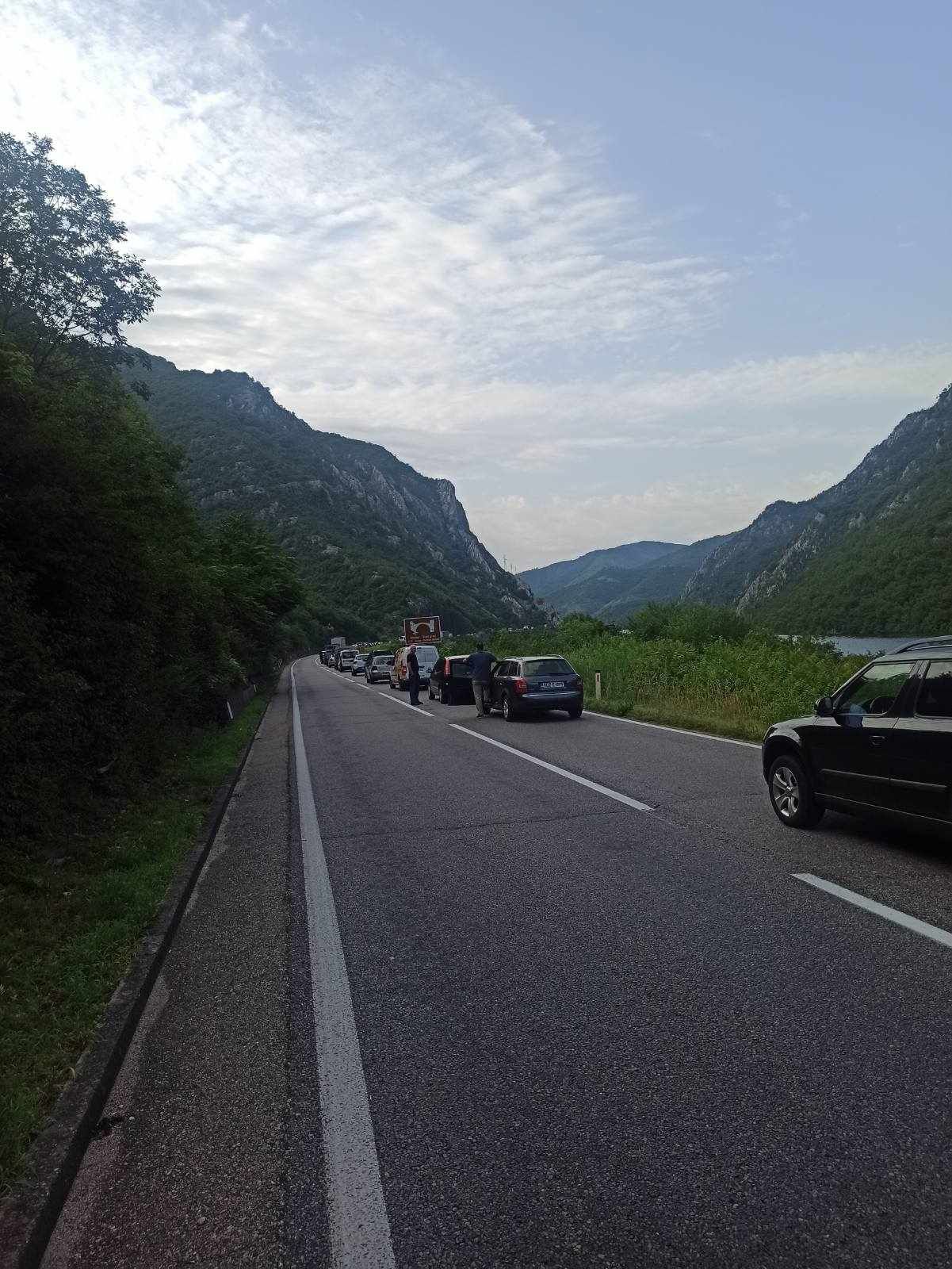 Iz BIHAMK-a javljaju kako je na toj saobraćajnici u potpunosti obustavljen saobraćaj