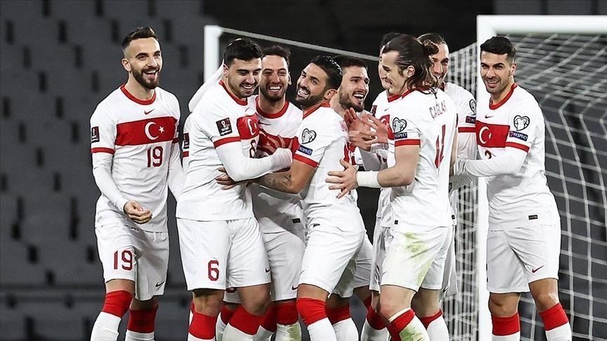 Srednji vezni igrač Intera, Calhanoglu, ponovo će biti srce tima, dok se mladi igrač Real Madrida, Arda Guler, nada da će zablistati na velikoj sceni.