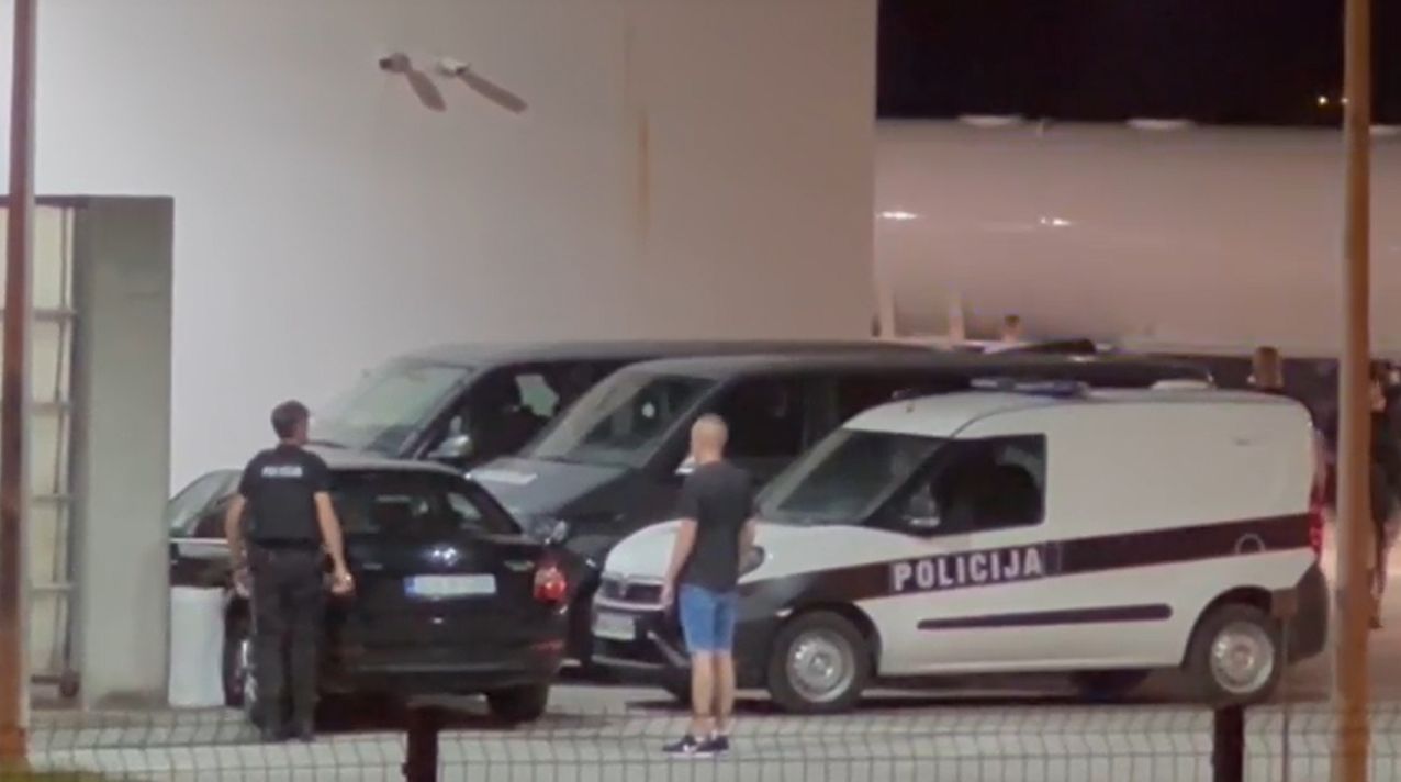 Riječ je o Elvisu Selimoviću, koji je od ranije poznat policiji po činjenju različitih krivičnih djela, a u gradu je poznat po nasilničkom ponašanju