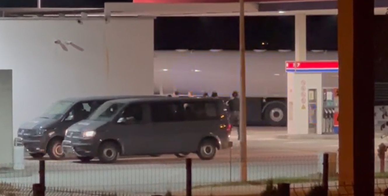 Riječ je o Elvisu Selimoviću, koji je od ranije poznat policiji po činjenju različitih krivičnih djela, a u gradu je poznat po nasilničkom ponašanju