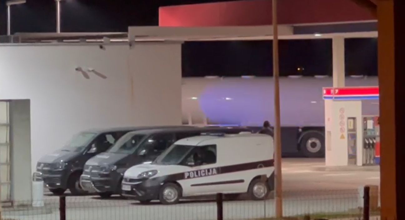 Riječ je o Elvisu Selimoviću, koji je od ranije poznat policiji po činjenju različitih krivičnih djela, a u gradu je poznat po nasilničkom ponašanju