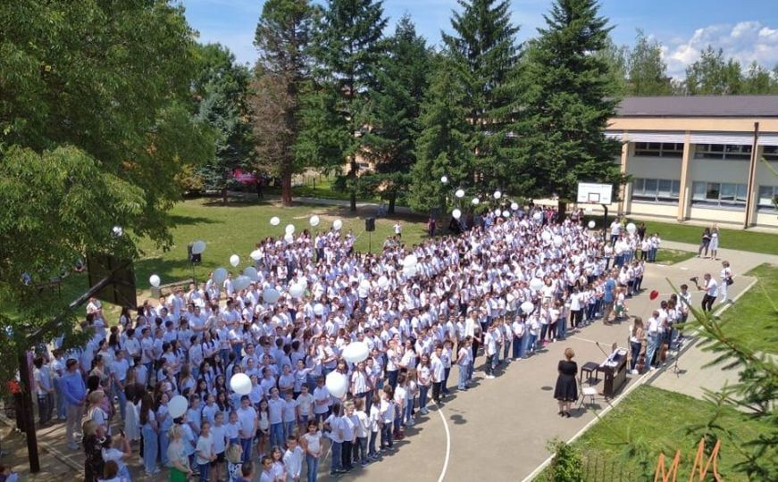 Nakon pjesme djeca su pustila balone u nebo                                      