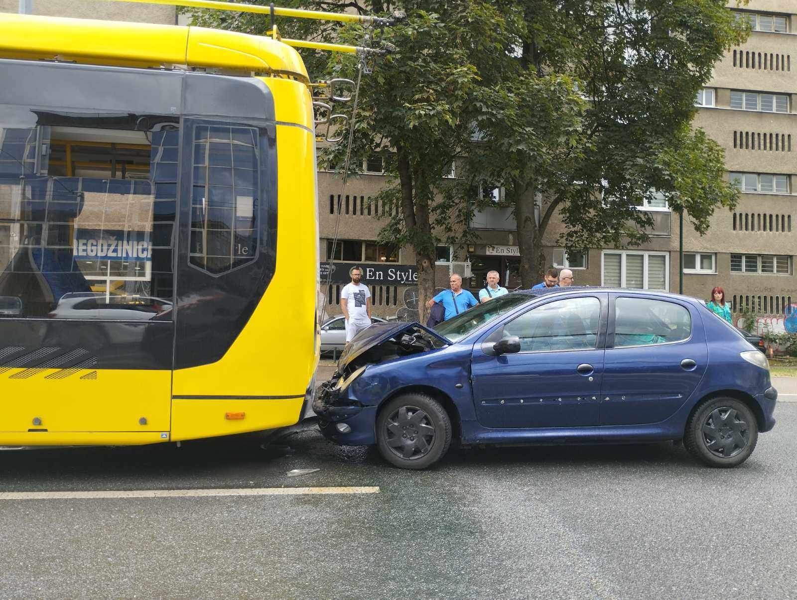 Na putničkom vozilu je pričinjena materijalna šteta a uviđajem će se utvrditi detalji nesreće