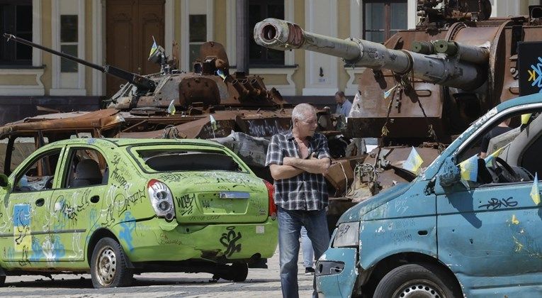 Od 1.juna oni više ne smiju otputovati u neku drugu zemlju. Do sada su to mogli bez problema, pod uvjetom da dokažu da žive negdje drugo