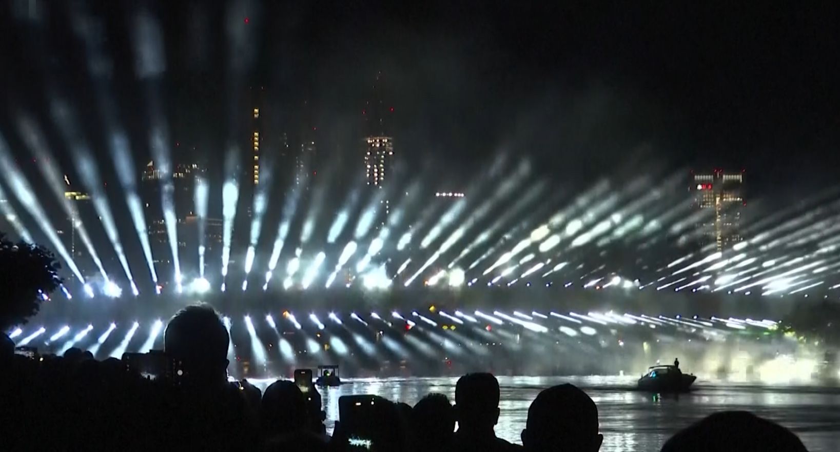 Svjetlosni i laserski efekti zabavili publiku u Frankfurtu, sve spremno za takmičenje