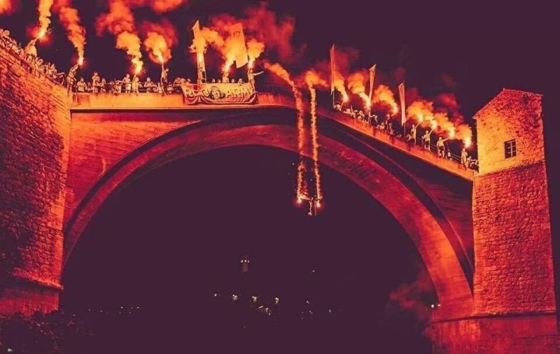 Mostar je ostao bez svojih simbola, dušmani nam porušiše Stari most, ali nisu uspjeli ubiti Velež. Velež će i dalje predstavljati grad na Neretvi u zemlji, ali i u svijetu