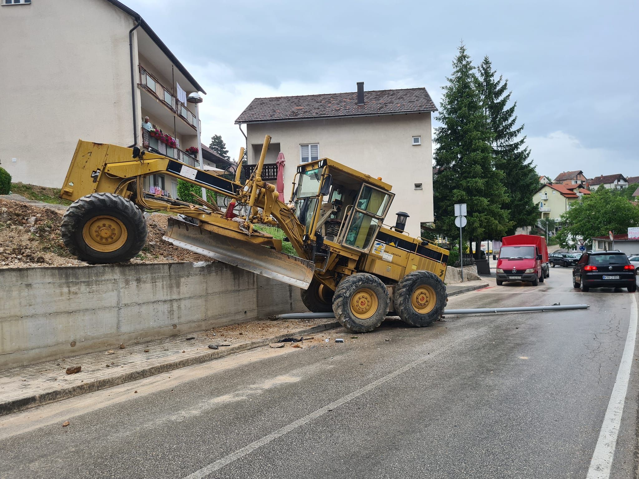 Vozač gredera prilikom iskakanja zadobio je povrede                                                  