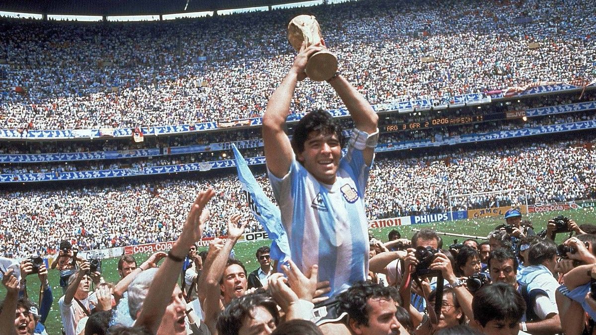 Zlatnu loptu je zaslužio kao najbolji igrač Svjetskog prvenstva 1986. godine u Meksiku gdje je svoju Argentinu vodio do naslova svjetskog prvaka