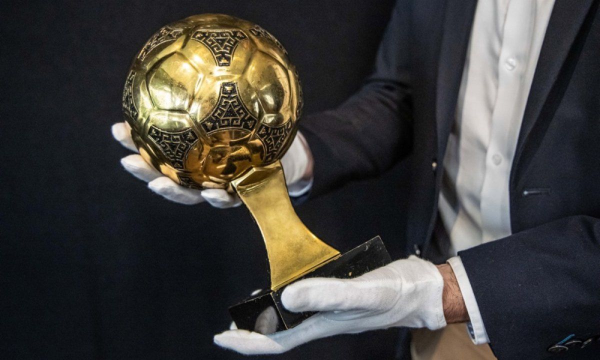 Zlatnu loptu je zaslužio kao najbolji igrač Svjetskog prvenstva 1986. godine u Meksiku gdje je svoju Argentinu vodio do naslova svjetskog prvaka