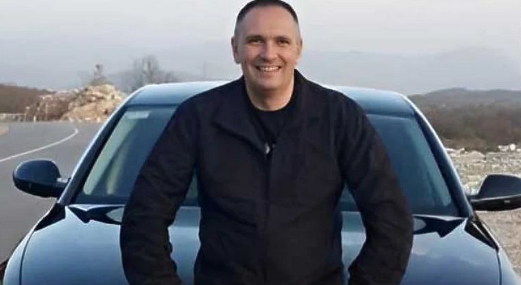 Gašović je optužen jer se tereti da je kršio pravila međunarodnog prava, u okviru šireg i sistematskog napada uperenog protiv civilnog stanovništva, učestvovao u vršenju ubistava