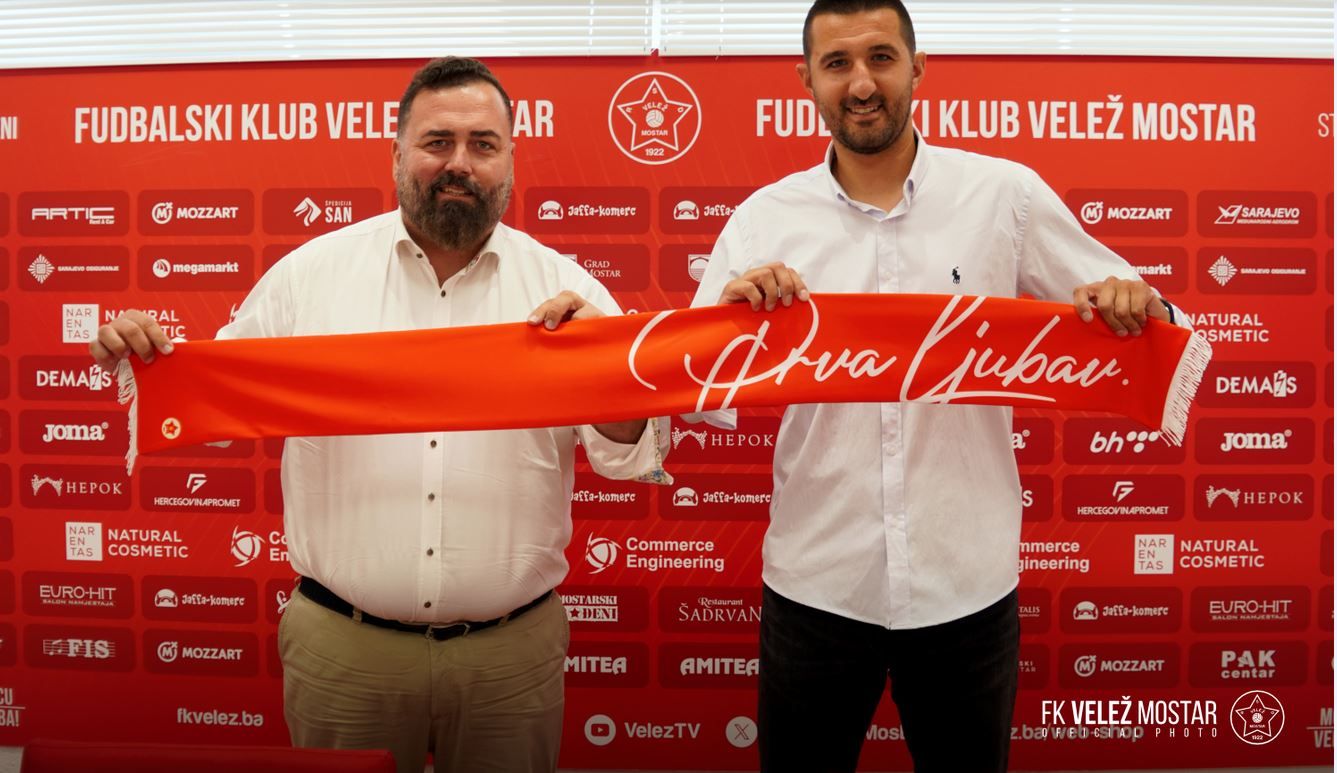 U svojoj karijeri odigrao je 329 meča u dresu Rođenih te se 34 puta upisao u listu strijelaca