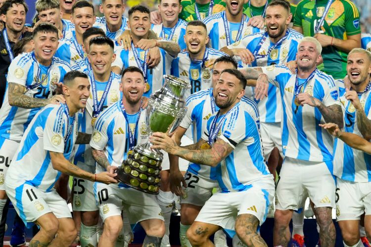 Šampioni Copa Americe se vratili kući, dočekali ih brojni navijači