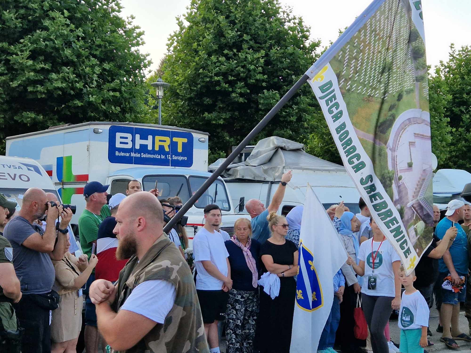 Marš mira počeo je tradicionalno u Nezuku, selu u kojem su preživjeli Srebreničani našli spas nakon proboja do slobodnog teritorija