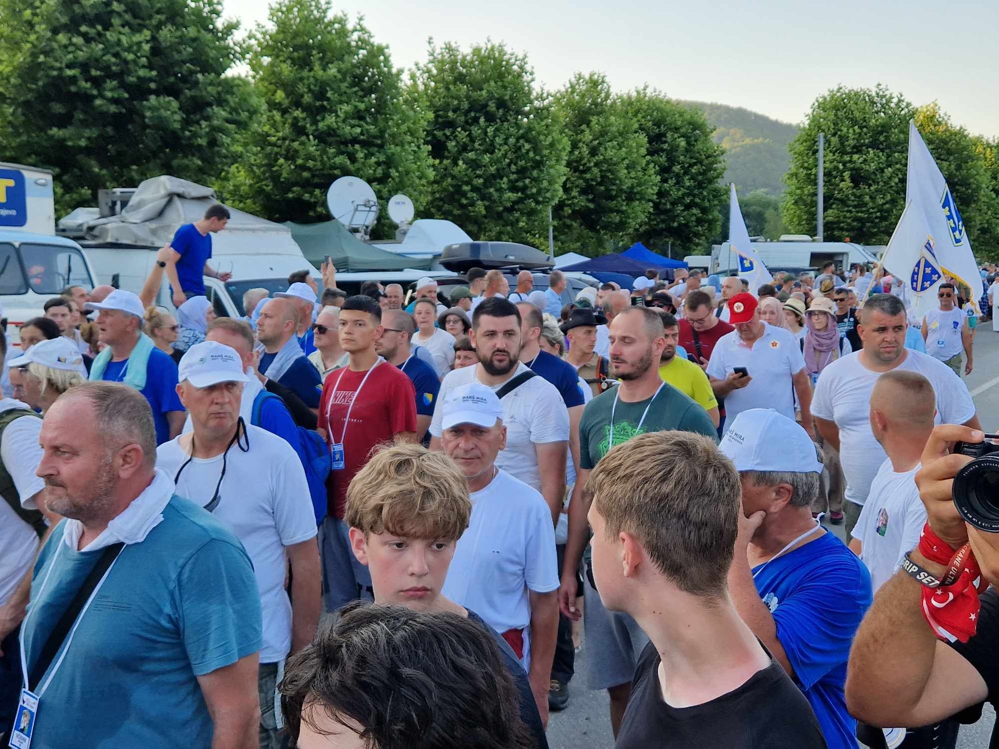 Marš mira počeo je tradicionalno u Nezuku, selu u kojem su preživjeli Srebreničani našli spas nakon proboja do slobodnog teritorija