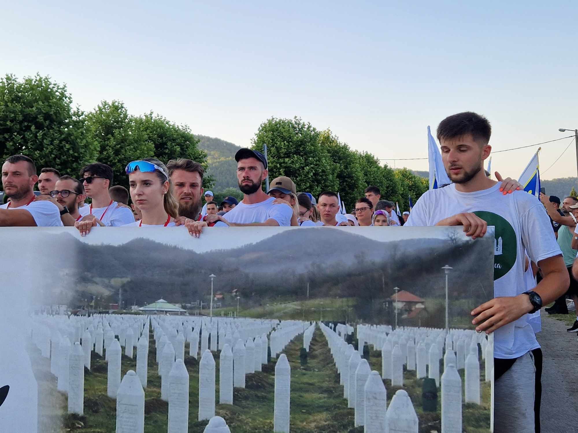Marš mira počeo je tradicionalno u Nezuku, selu u kojem su preživjeli Srebreničani našli spas nakon proboja do slobodnog teritorija